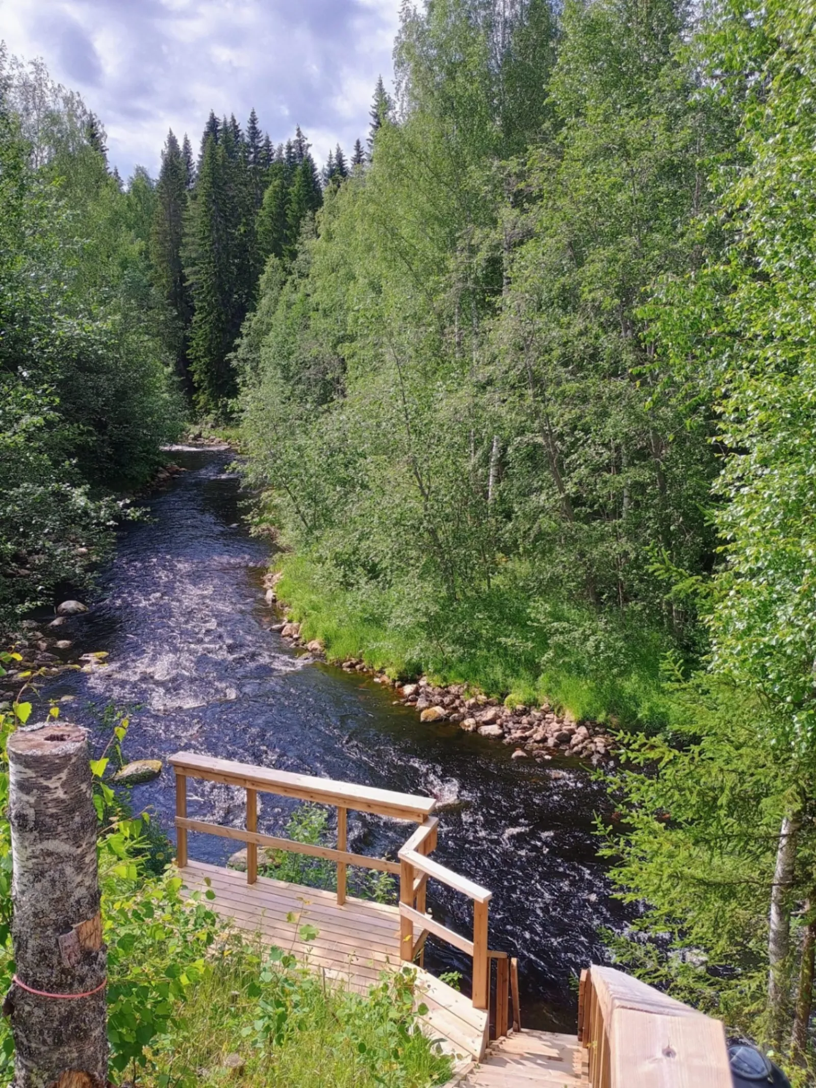 Erämökki Lieksa kosken rannalla